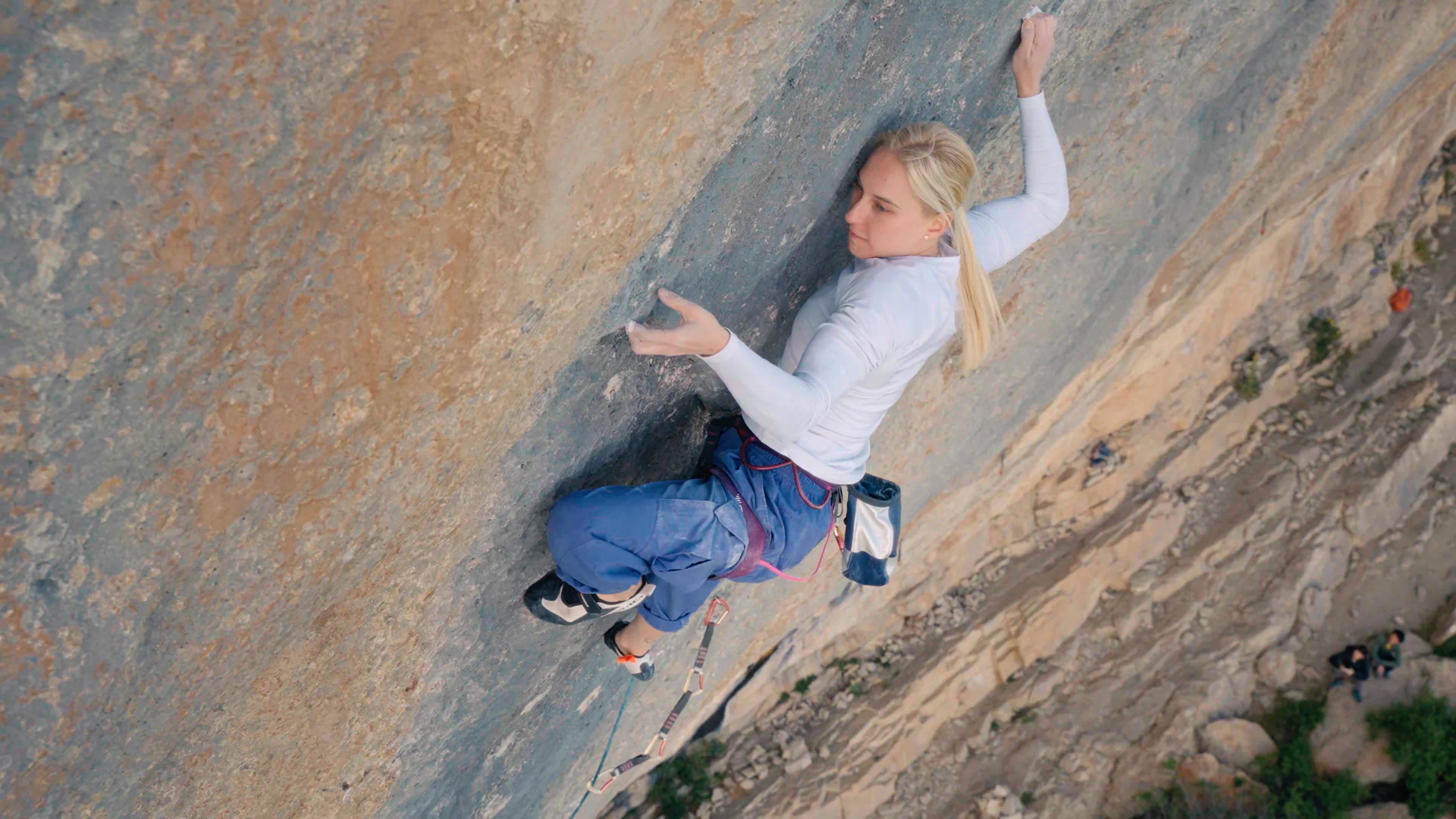 Janja Garnbret climbing Bibliographie, a 9b+ route in Ceüse, France